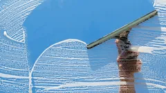 この方法で窓を洗うのはとても簡単です：窓に水跡がまったく残りません。